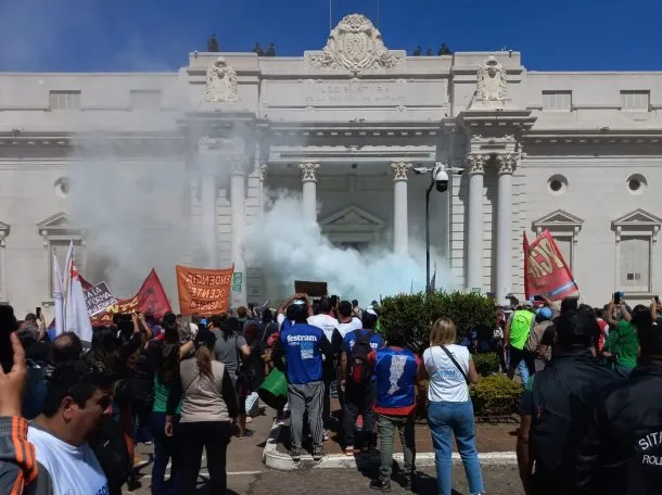 Tensión e incidentes en la Legislatura de Santa Fe, tras aprobar la reforma previsional
