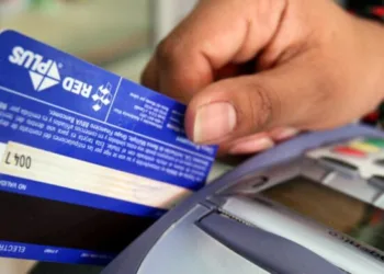 Desde hoy los comercios deben cobrar sin que el cliente pierda contacto con su tarjeta crédito