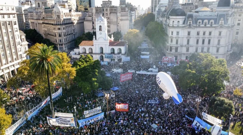 El Gobierno criticó la marcha universitaria y dijo que responde a “intereses políticos”