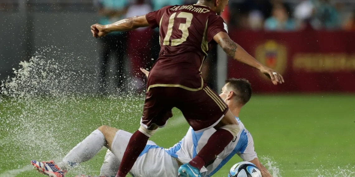 Argentina y Venezuela igualaron 1 a 1 en una cancha inundada de agua