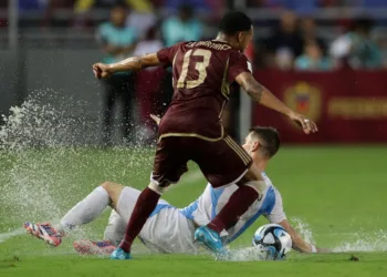 Argentina y Venezuela igualaron 1 a 1 en una cancha inundada de agua