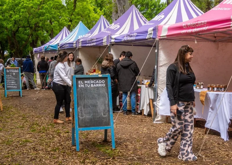 “Mercado en tu Barrio” y “La Muni en  tu Barrio” se instalaron en Agustina