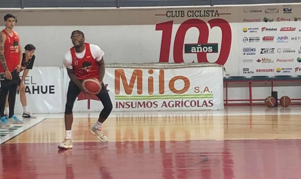 Ty Mosley: “En Argentina el básquet se juega más en equipo, me encanta”