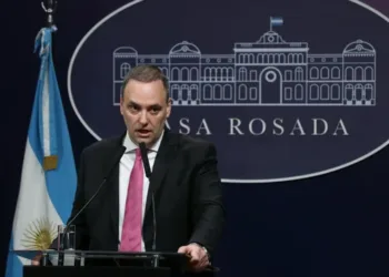 El Gobierno denunció gastos excesivos en Aysa y apuntó contra Massa