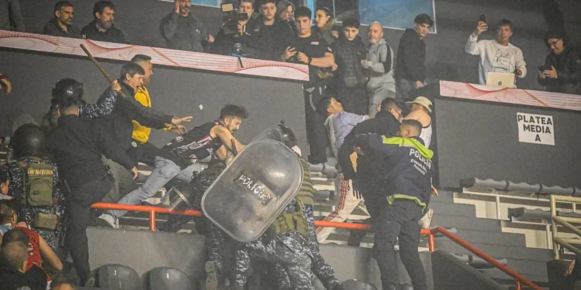Escandaloso final con incidentes y varios lesionados tuvo el clásico entre Quilmes y Peñarol