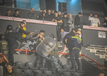 Escandaloso final con incidentes y varios lesionados tuvo el clásico entre Quilmes y Peñarol