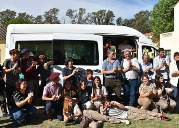 Entregaron combis a escuelas  agrarias de Carlos Casares y Bolívar