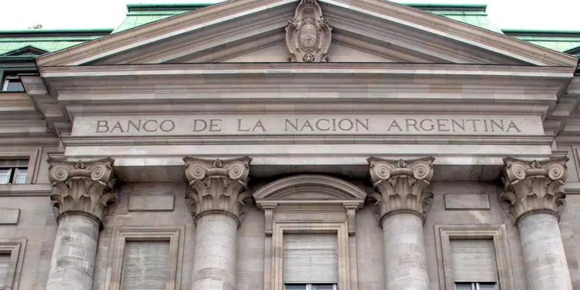 El Gobierno amenaza con cerrar las sucursales del Banco Nación en municipios que cobren tasas abusivas