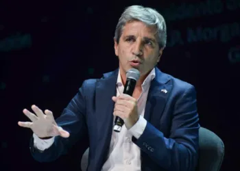 Luis Caputo avisó a empresarios en Mar del Plata que «devaluar no será el camino»