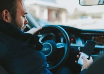 El celular, un peligro al volante: más de 200 mil personas lo usan cuando manejan