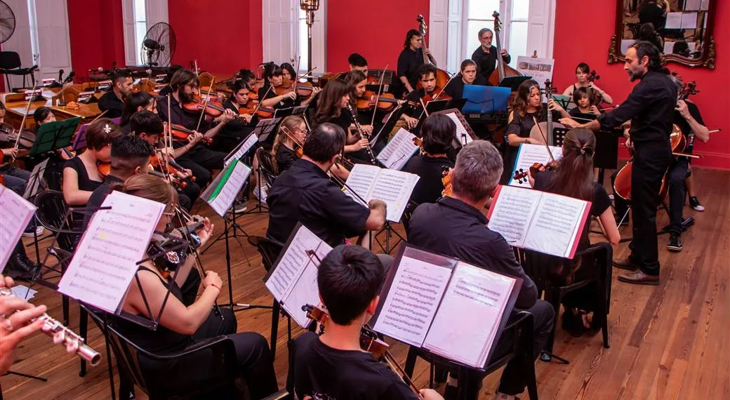 El Ensamble de Cuerdas deleitó a gran cantidad de vecinos en el Salón Rojo