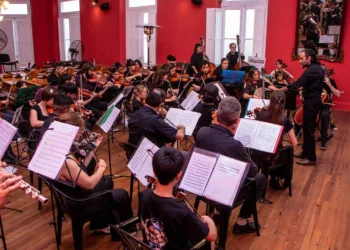 El Ensamble de Cuerdas deleitó a gran cantidad de vecinos en el Salón Rojo