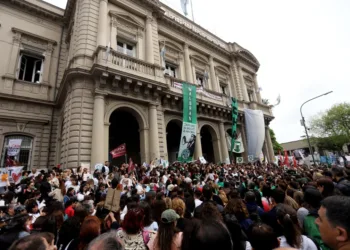 Abrazo simbólico en el Hospital Bonaparte ante el inminente cierre