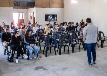 Curso teórico sobre licencia de conducir para vecinos del barrio Los Almendros