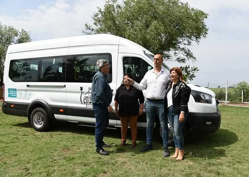 Entrega de un minibús a una escuela agraria de General Viamonte