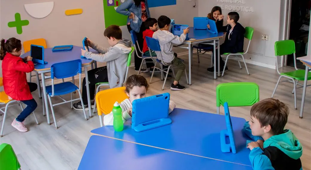 Chicos y chicas de la Escuela de Robótica disfrutan de los desafíos de la Olimpiada “Matific”