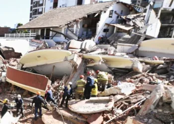 Derrumbe en Gesell: los bomberos detectaron señales vitales a 9 metros de profundidad