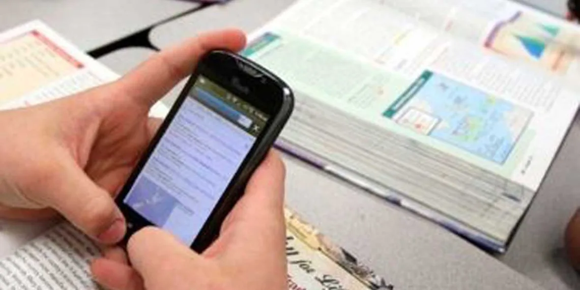 La prohibición del celular ha “mejorado muchísimo” el rendimiento académico