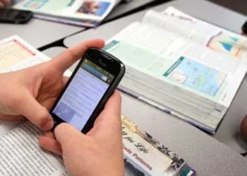 La prohibición del celular ha “mejorado  muchísimo” el rendimiento académico