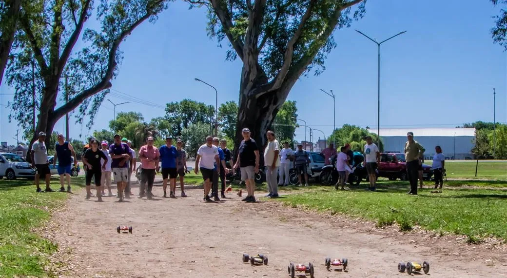 Se realizó el quinto encuentro de autos retro en el Parque Borchex
