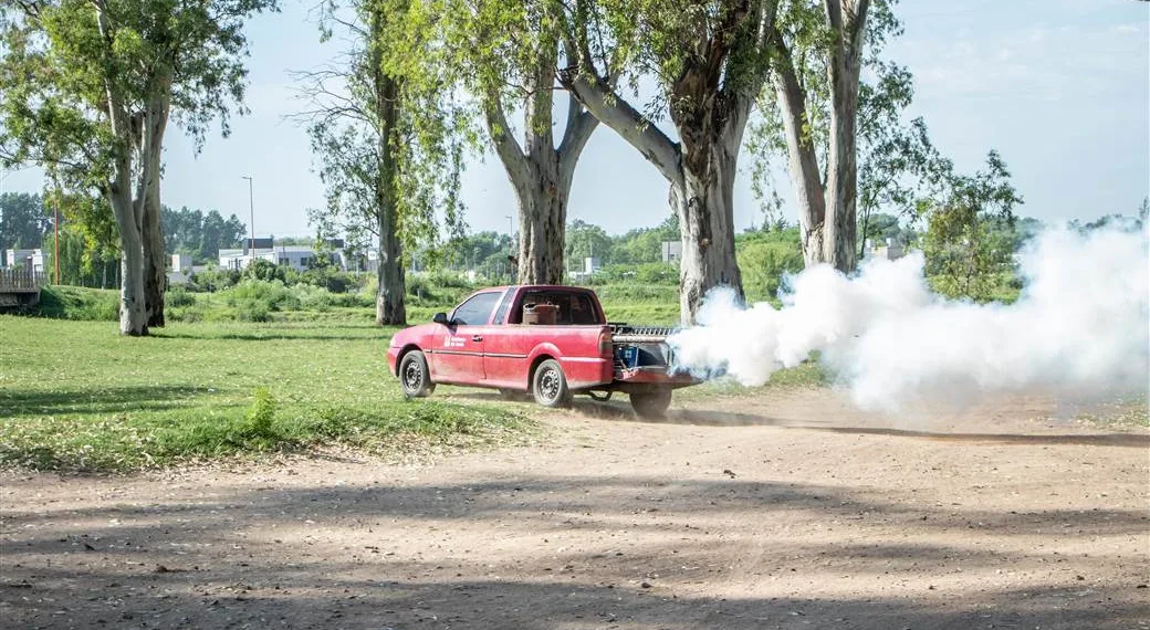 Se realizan operativos de fumigación en espacios públicos de la ciudad