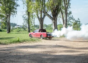 Se realizan operativos de fumigación en espacios públicos de la ciudad