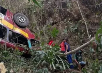 Al menos 17 muertos al caer un autobús a un precipicio
