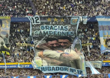 Las banderas de La Bombonera para Messi y Paredes