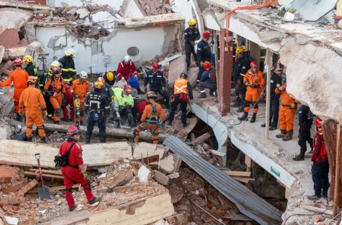 Villa Gesell: sigue el operativo con una potente grúa que agiliza las tareas