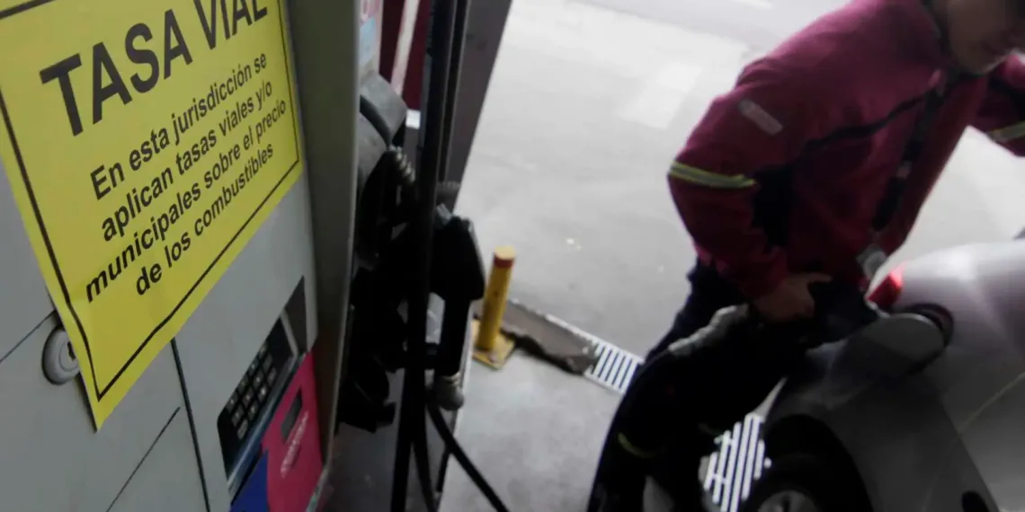 El Gobierno demandará a los municipios  que cobren tasas sobre los combustibles