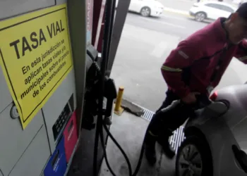 El Gobierno demandará a los municipios  que cobren tasas sobre los combustibles