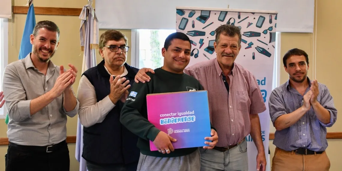 Bragado: se entregaron netbooks a alumnos de las localidades rurales