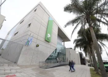 Bancarios piden a Kicillof cambiar la hora de atención en verano y comerciantes resisten