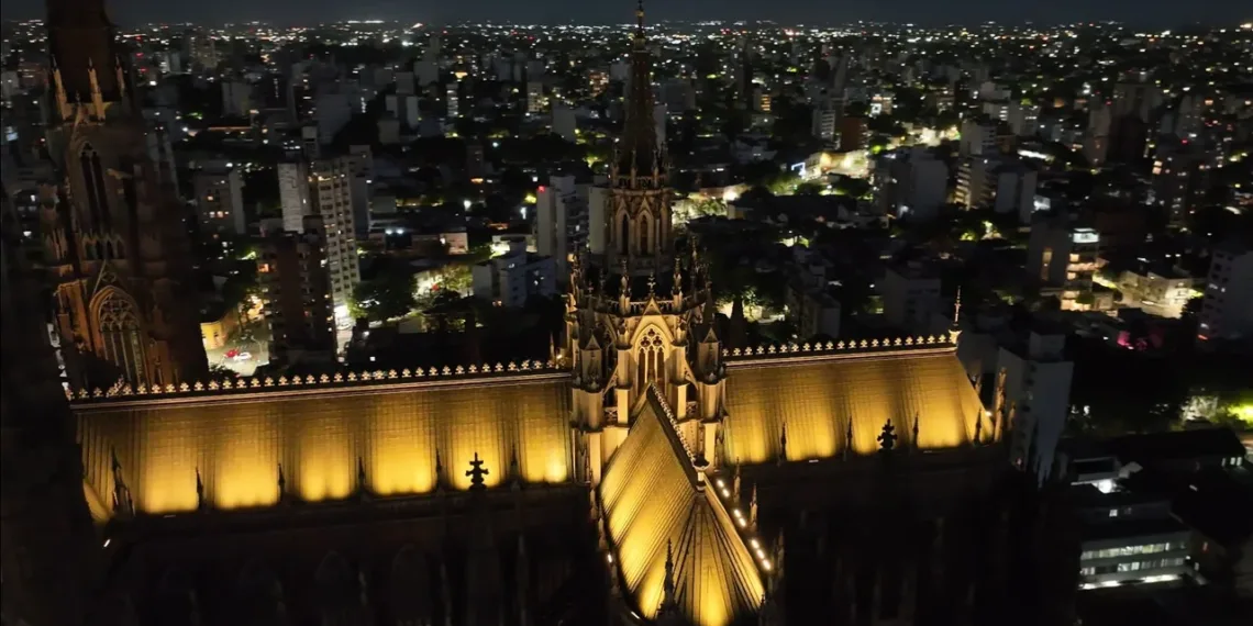 La Catedral de La Plata se llena de luz y su campanario, de música otra vez