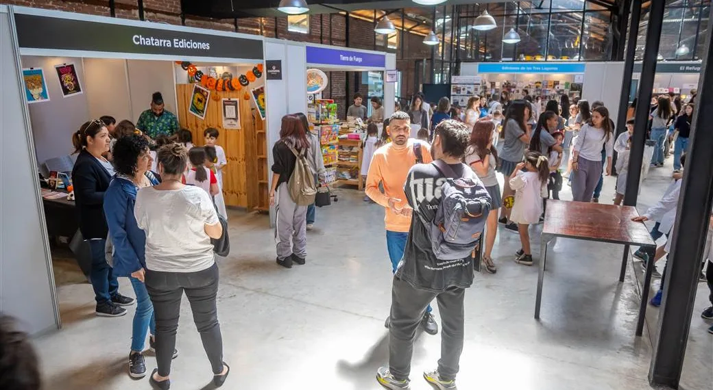 Siguen las actividades y más estudiantes, escritores y vecinos siguen siendo protagonistas de la edición XX de la Feria del Libro