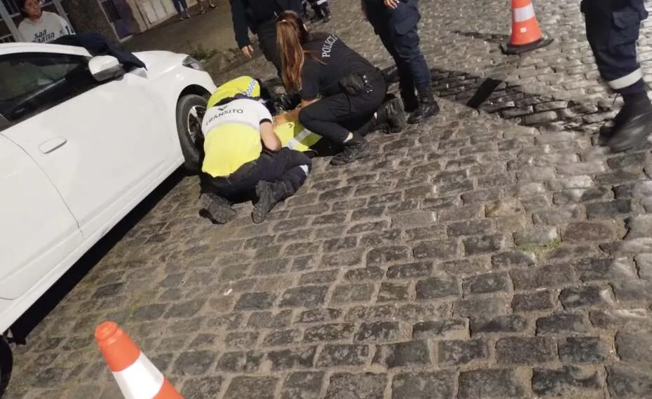 Un agente municipal en grave estado, al ser embestido por un motociclista que huía del control