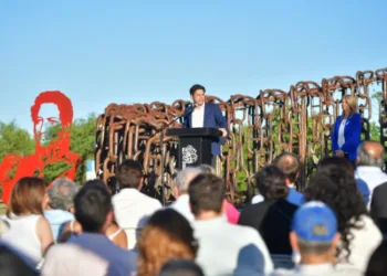 Kicillof calificó de “vendepatria” y “figureti” a Milei en un acto por el Día de la Soberanía