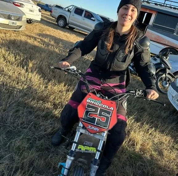 Jennifer Briccola, la única mujer que maneja en las pistas del Junín Moto Club