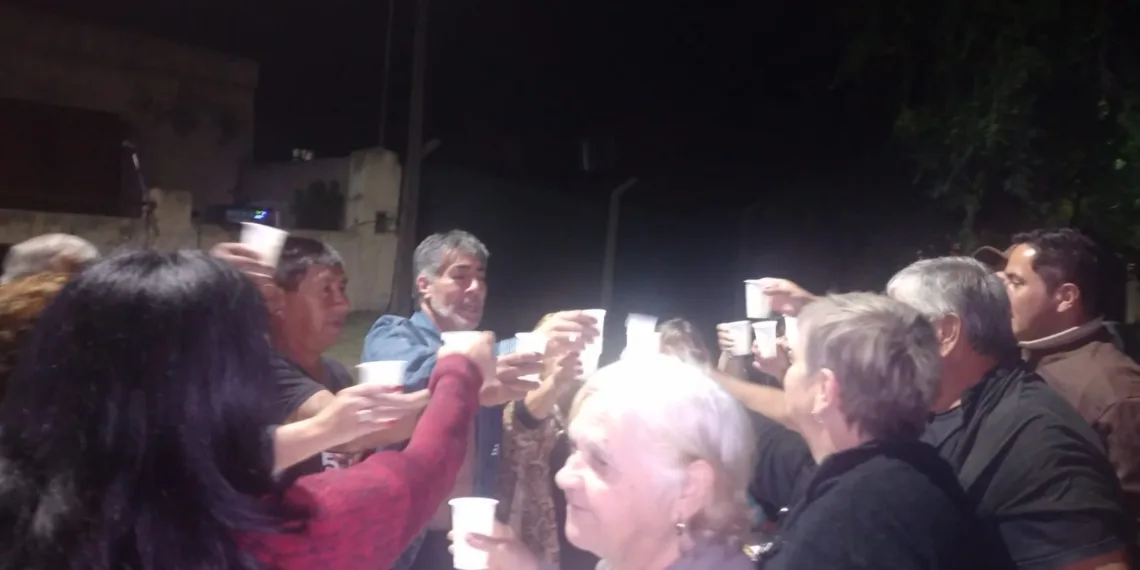 Vecinos se reunieron para brindar por las fiestas navideñas