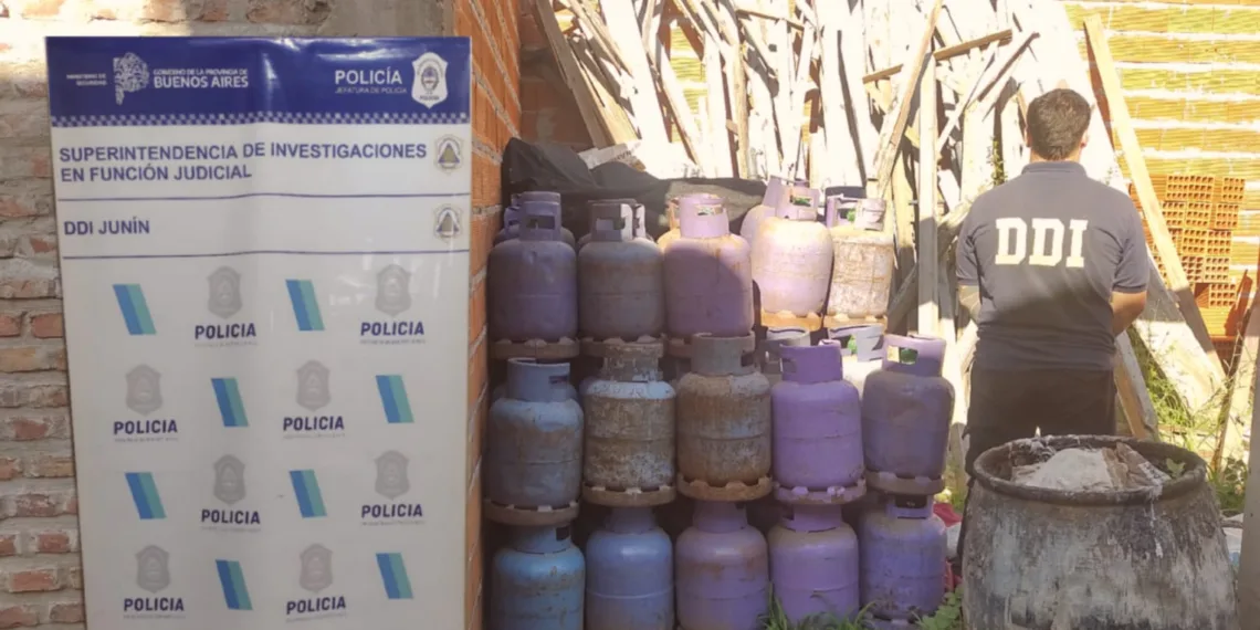 La policía recuperó 115 garrafas que fueron halladas en una obra en construcción