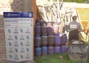 La policía recuperó 115 garrafas que fueron halladas en una obra en construcción