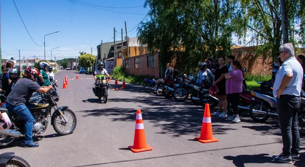 Manejo seguro de motos: más clases teóricas y prácticas