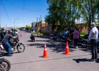 Manejo seguro de motos: más clases teóricas y prácticas
