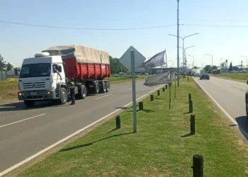 Activo trabajo de la Policía Local para  controlar la circulación de tránsito pesado