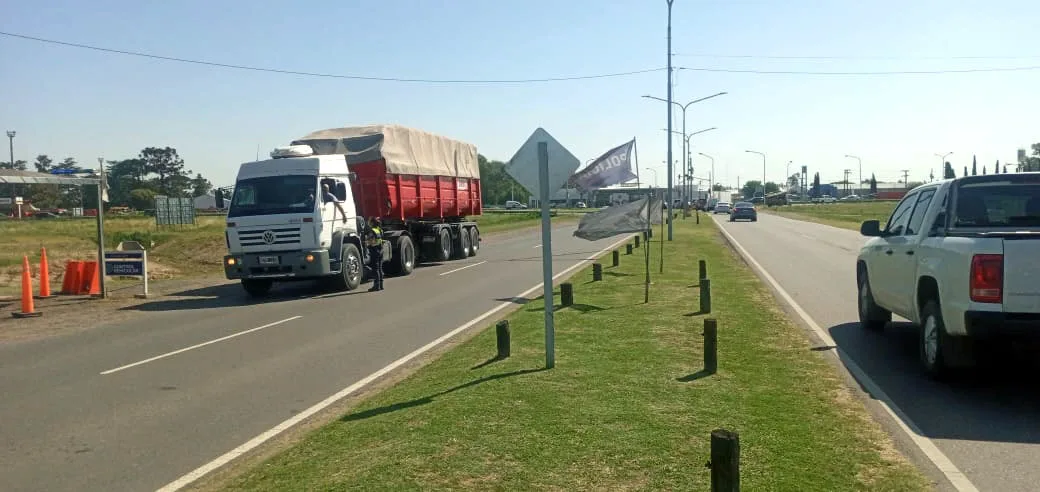Activo trabajo de la Policía Local para controlar la circulación de tránsito pesado