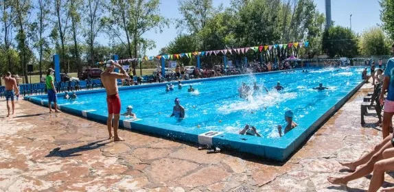 Rivadavia celebra el 50º aniversario de la inauguración de su natatorio