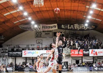 Ciclista juega el último partido como local del año