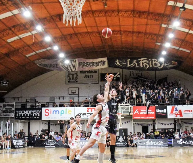 Ciclista juega el último partido como local del año