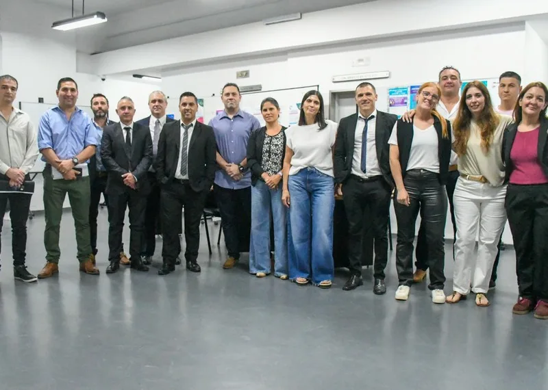 Agentes penitenciarios egresaron en la primera cohorte de oficiales de la licenciatura en Gestión Penitenciaria de la UNLP