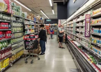 En sintonía con los supermercados, Caputo reclamó por la suba de tasas municipales